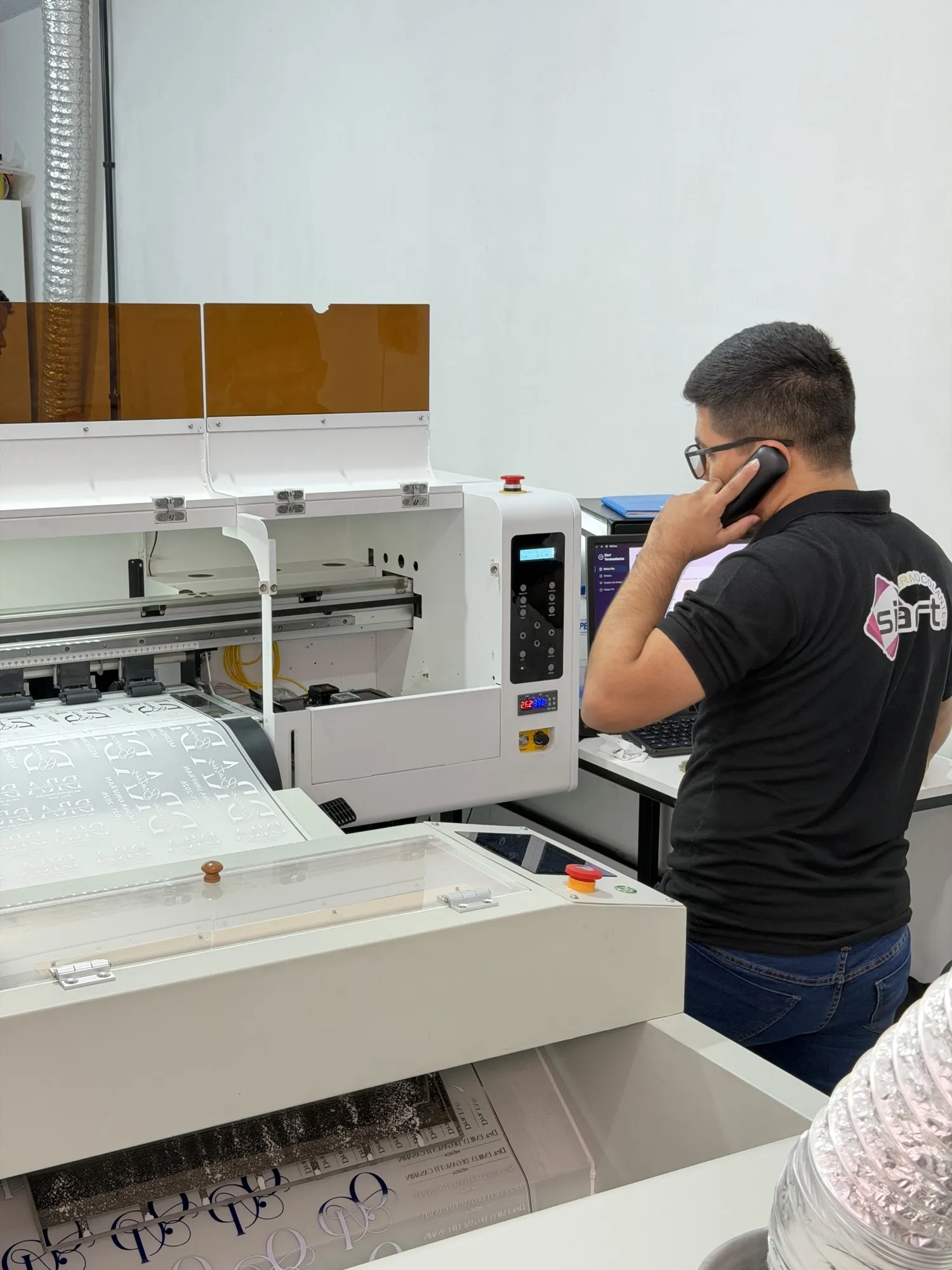 Equipe da Siart operando a impressora