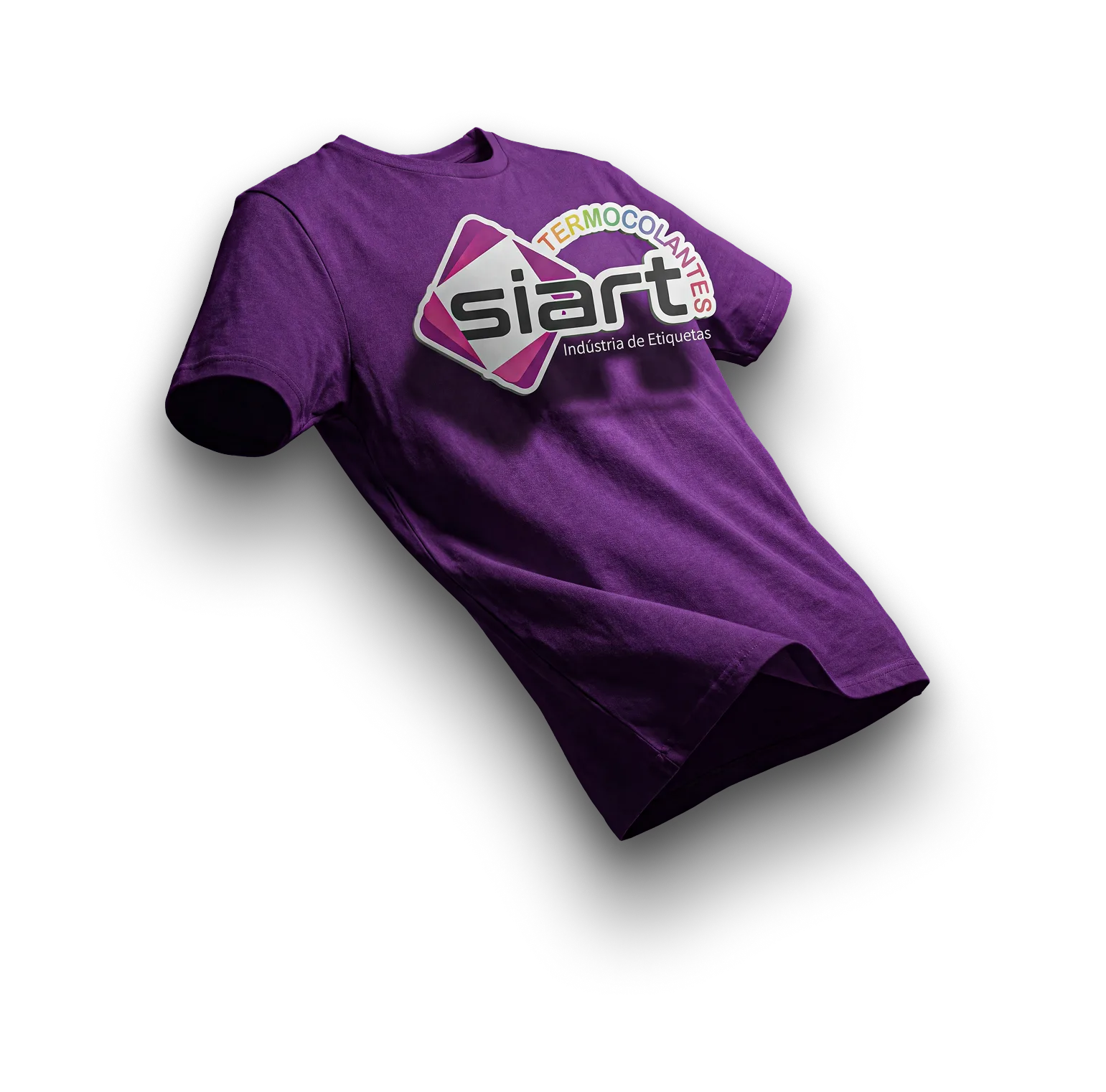 Camiseta roxa com a etiqueta termocolante Siart aplicada