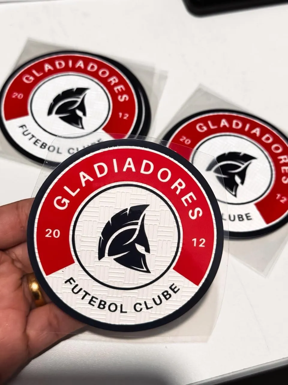 Brasão de time em UV Têxtil vermelho e preto